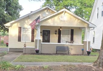 Cottage on the Avenue Rome/Berry College allows 18 year olds to book a room