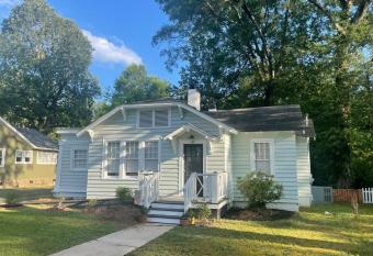 Cottage Oakwood -Convenient-Berry,Tennis, Downtwn allows 18 year olds to book a room