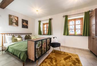 Haus.1800 has Balcony rooms