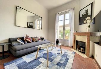 4 Pi  ces 750 M de la Croisette et du Palais des Festivals has rooms with a private hot tub