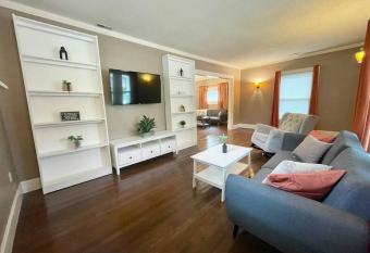 Beautifully Remodeled 3bd 2ba 15 min to Downtown allows 18 year olds to book a room