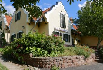 Hillside Apartments has Balcony rooms