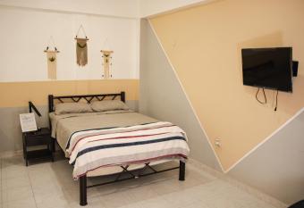 Departamento Orellana 5 allows 18 year olds to book a room