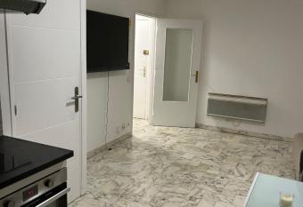 Deux pi  ces proche plage et centres commerciaux. has Balcony rooms