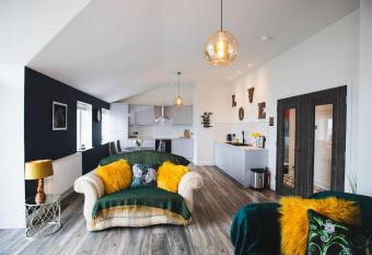 Lovely 2 bedroom penthouse apartment with sea view allows 18 year olds to book a room