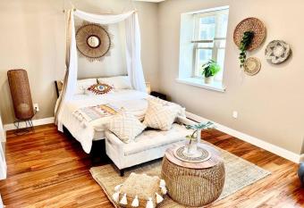 503 Bohemian Romance Apartments in center city has rooms with a private hot tub