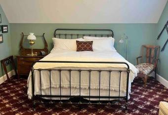 Best of My Love - CA King Size Bed+ - Sleeps 2-4 allows 18 year olds to book a room