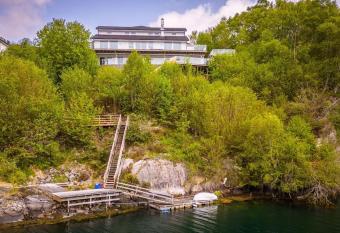 Eksklusiv villa i sj  kanten med brygge. Usjenert. has Balcony rooms