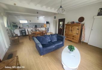 La maison du bac has Balcony rooms