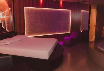 Motel Vis    Vis POA has rooms with a private hot tub