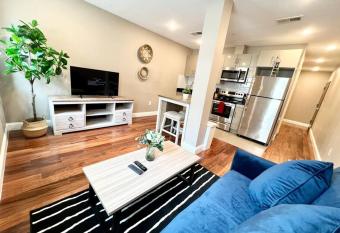 407 Sweetest cottage 1bed room Apt in center city has rooms with a private hot tub