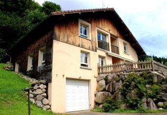 Spacieux logement nature avec piscine chauff  e has rooms with a private hot tub