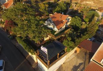 Villa Billy allows 18 year olds to book a room