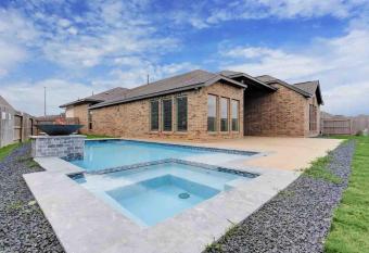 Houston Luxury Vibes w/ Private Pool & Spa has rooms with a private hot tub