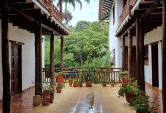 El Retiro 104 has Balcony rooms