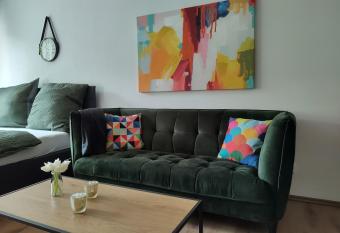 Ein-Zimmer Apartment mit Aussicht allows 18 year olds to book a room