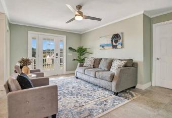 Sunny 4bd Home w Backyard allows 18 year olds to book a room