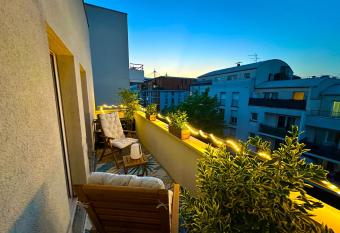 Le perchoir du stade by UTA HOUSE has Balcony rooms