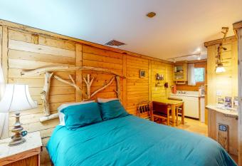 Cedaredge Lodge, Cabin 3 has Balcony rooms