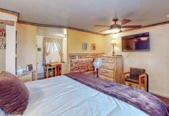 Cedaredge Lodge, Cabin 8 has Balcony rooms