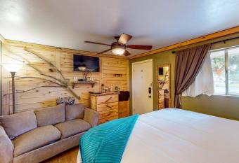 Cedaredge Lodge, Cabin 7 has Balcony rooms