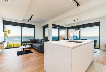 HORIZON Privlaka2 allows 18 year olds to book a room