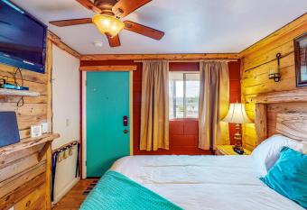 Cedaredge Lodge, Cabin 6 has Balcony rooms