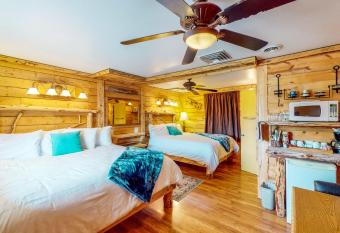 Cedaredge Lodge, Cabin 1 has Balcony rooms