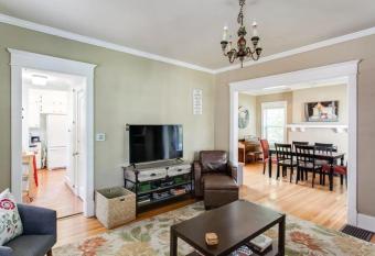 Classic Design Walkable Historic Neighborhood allows 18 year olds to book a room