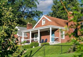 Quiet Neighborhood Updated Close to Everything allows 18 year olds to book a room