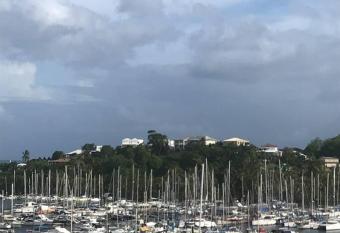 Charmant T2    Marina du Gosier has Balcony rooms