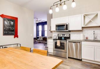 Theatre Suite Walkable Free Parking allows 18 year olds to book a room