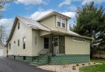 Private Home Close to Zoo U of L Churchill Downs allows 18 year olds to book a room