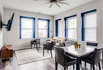 2 Bd 2 B Natural Light Walkable Parking allows 18 year olds to book a room