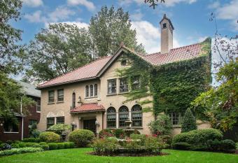 Private Garden 2700 Sq Ft Apt Chic Quiet Area allows 18 year olds to book a room