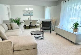 Huge Peaceful home in Carmel allows 18 year olds to book a room