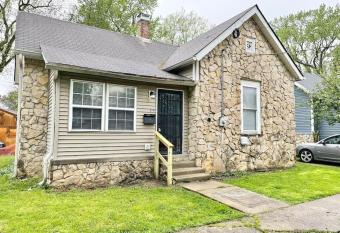 Beautiful Home in Downtown Franklin Sleeps 6 allows 18 year olds to book a room