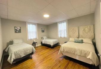 Beautiful Remodel in Franklin 2bd 2 Full Baths allows 18 year olds to book a room