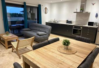 G  te    la ferme avec Spa has rooms with a private hot tub