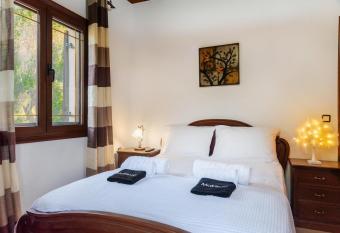 VILLA PARADISE has Balcony rooms