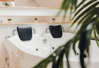 AU COIN DE PARADIS - Suite baln  o allows 18 year olds to book a room