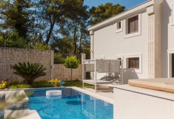 Villa Djurovic & SPA has rooms with a private hot tub