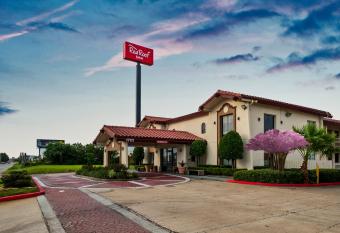 Red Roof Inn Houston North - FM1960 & I-45 allows 18 year olds to book a room
