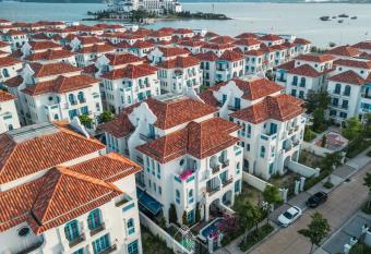 The An Nam Villa HaLong has rooms with a private hot tub