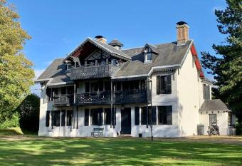 Propri  t   avec grande piscine, tennis , vue mer has Balcony rooms