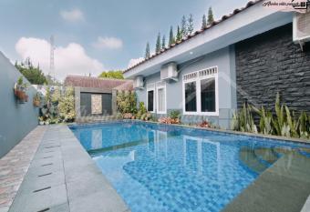 Villa Kota Bunga E3 10 has Balcony rooms