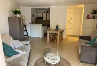 2 Pi  ces Piscine Parking Clim - Le Fairway has Balcony rooms