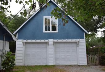 Pet friendly private tropical paradise has Balcony rooms