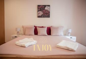 Enjoy Flat by TonsdeVerde has Balcony rooms