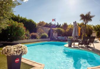 Lucerta Bella allows 18 year olds to book a room